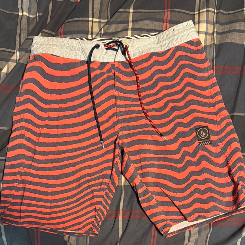 Volcom Men's Wavy Red and Black Board Shorts
